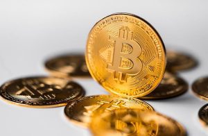 Bitcoin exibe correção e divide desempenhos de criptomoedas