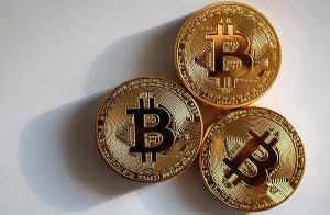 Bitcoin segue acima dos US$ 45.000; Cardano salta 10%