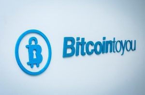 BitcoinToYou entra no mercado de jogos blockchain com listagem de tokens e contratações de jogadores
