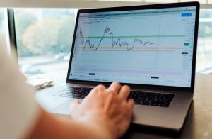 Gráficos de Solana e XRP indicam alta de 35%, apesar da baixa