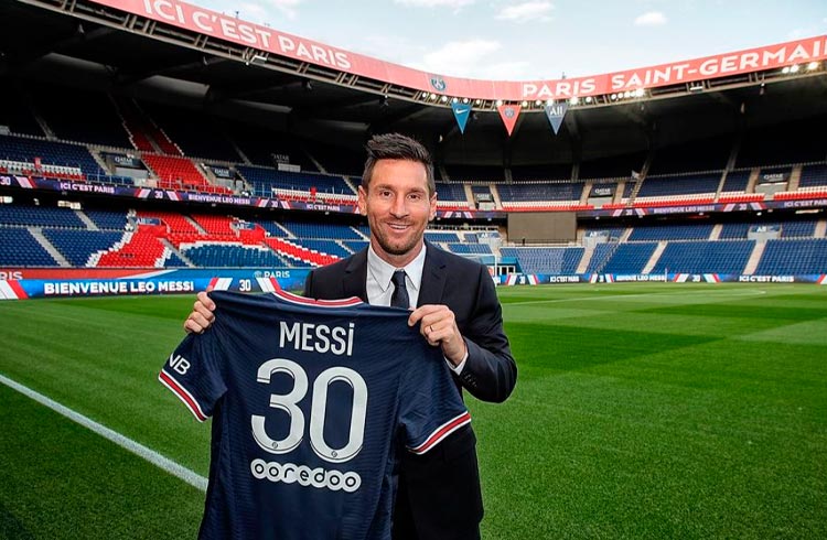 Messi recebe tokens do PSG em sua chegada ao clube