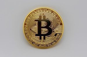 Música "50 reais" inspira piada: "investi em Bitcoin e fiquei milionária"