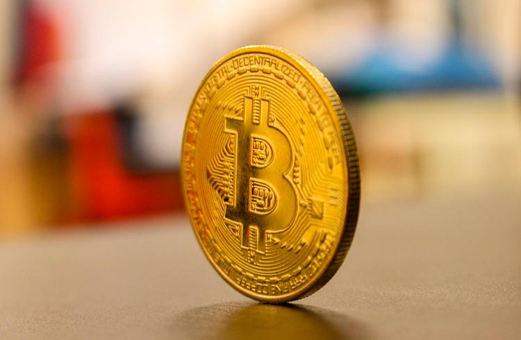 Síndico usa dinheiro para comprar Bitcoin, perde tudo e é preso