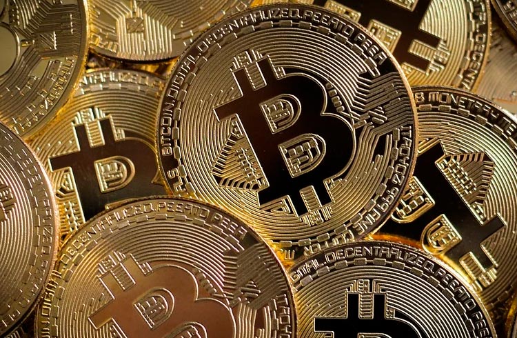 Bitcoin cai 9% em uma hora e causa liquidação de R$ 14,9 bilhões no mercado
