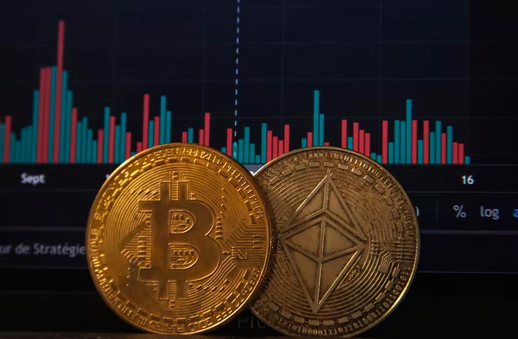 Bitcoin chega aos US$ 48 mil e Ethereum acompanha. Solana reestabilizada volta a subir.