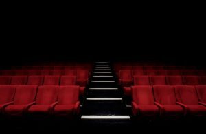Com medo de falir, maior rede de cinemas do mundo passa a aceitar criptomoedas