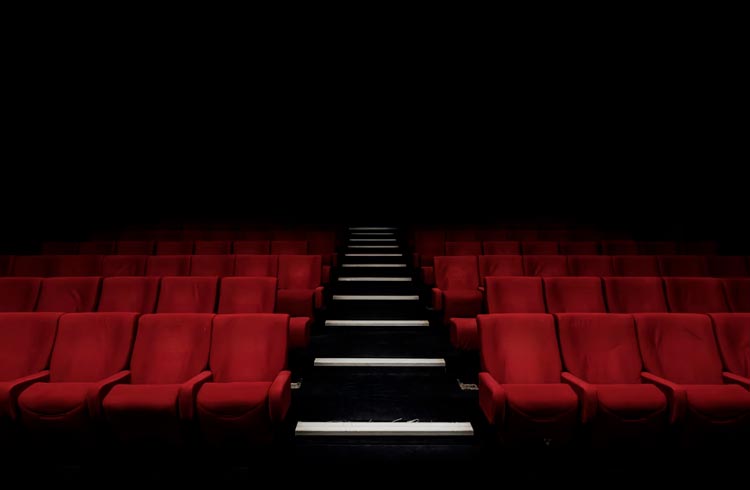 Com medo de falir, maior rede de cinemas do mundo passa a aceitar criptomoedas