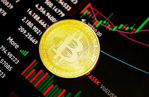 Bitcoin sobe 8% e sinaliza recuperação do mercado. Token AXS chega aos US$ 86
