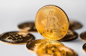 Bitcoin supera US$ 57.000 pela 1ª vez em 5 meses; analistas apontam razões para alta