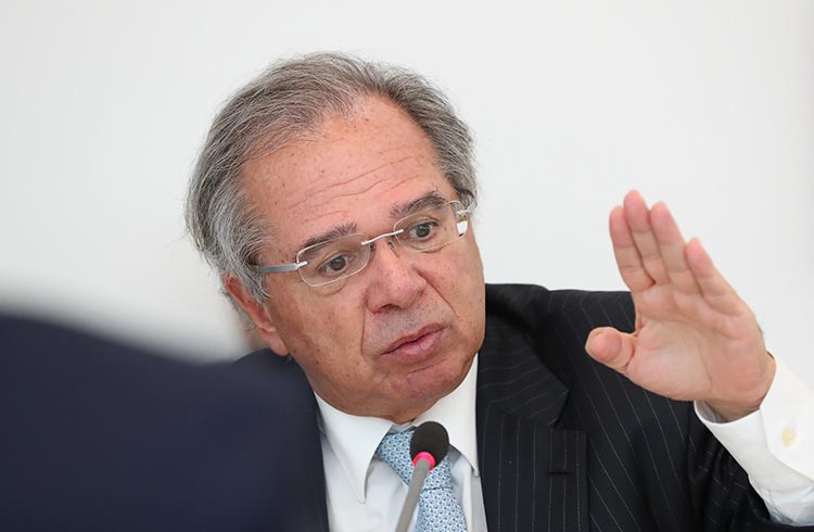 Paulo Guedes planeja tributar criptomoedas, diz colunista