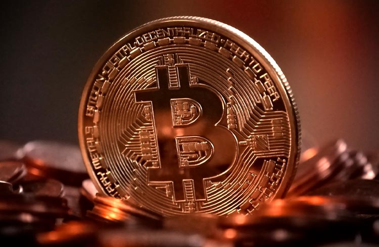 Bitcoin cai para US$ 57 mil e rival do Ethereum alcança Top 10
