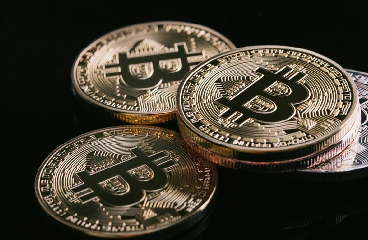 Bitcoin valoriza 40% em outubro e fecha com melhor rentabilidade de 2021