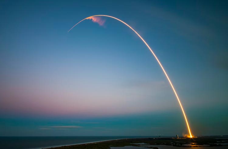 Criptomoeda dispara 100% após SpaceX lançar novos satélites
