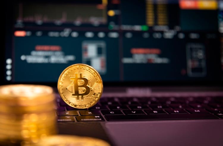 Investidores retiram em média 5.000 Bitcoins por dia das exchanges, afirma Glassnode