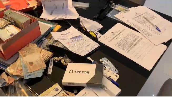 Carteiras Trezor encontradas com Faraó dos Bitcoin na Operação Kryptos em agosto