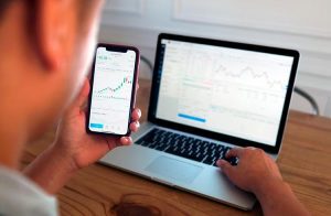Chegou a hora do flipping? Analista aponta que gráficos exibem baixa para o BTC e alta para o Ethereum