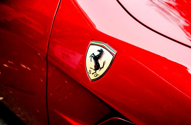 NFTs à vista? Ferrari firma parceria com empresa de blockchain para lançar produtos digitais