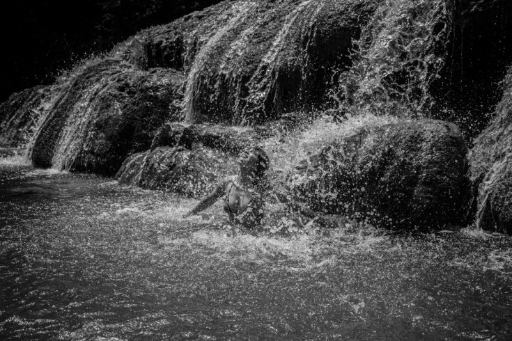 Obra 'Liberdade de Sentir', fotografia de Pí Suruí, retrata banho de cachoeira da irmã, Txai Suruí — Foto: Walelasoepilemãn Suruí