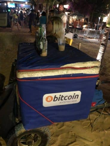 Vendedor de praia com o símbolo do BTC em seu isopor. Fonte: Gabriela Barreto.