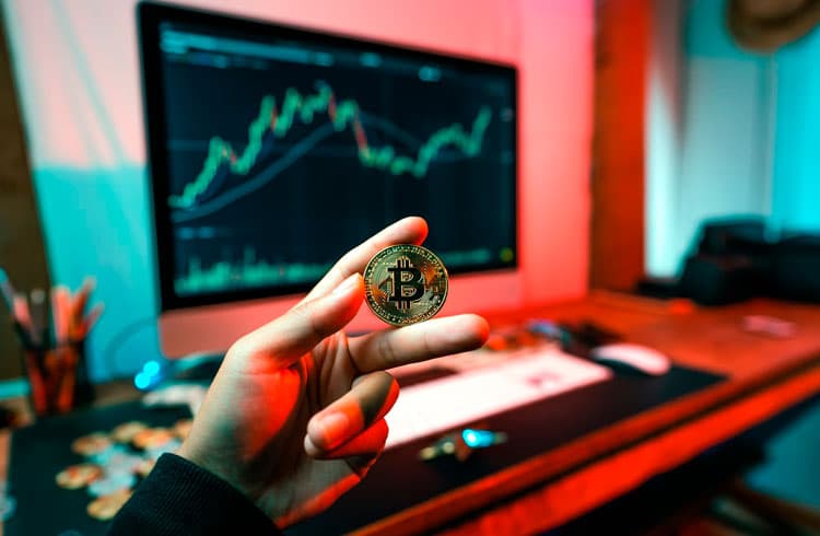 Bitcoin volta a cair e mercado de criptomoedas recua. LUNA sobe e token se torna o melhor investimento do dia