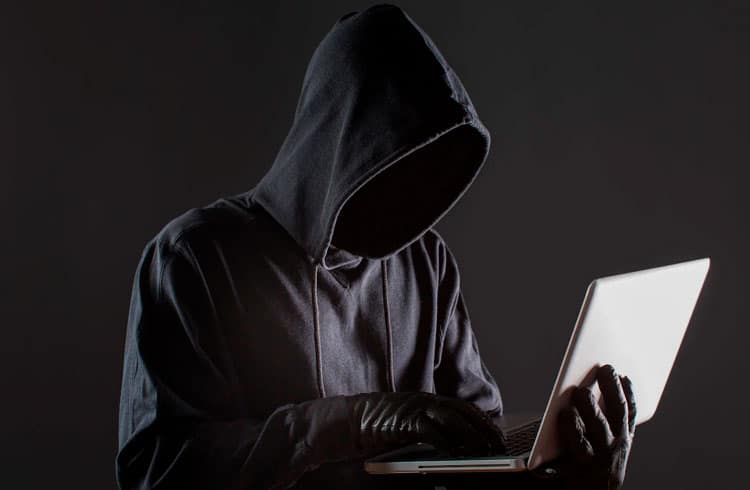 Hacker rouba US$ 790.000 em NFTs e criptomoedas de projeto NFT