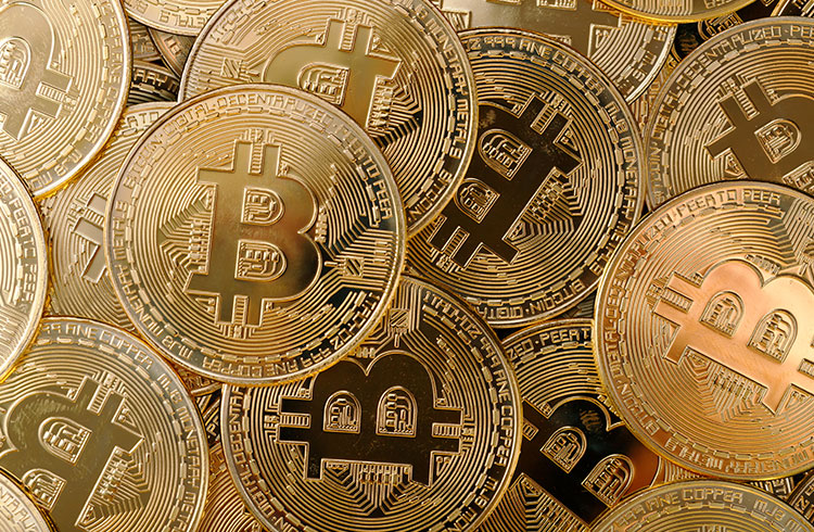 Baleias de Bitcoin aproveitam a queda e compram mais de 6 mil BTC em um só dia