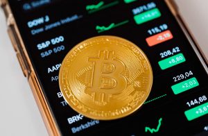 Bitcoin a US$ 45 mil esfria mercado, mas SOL tem lucro de 22%. Confira os preços das criptomoedas hoje