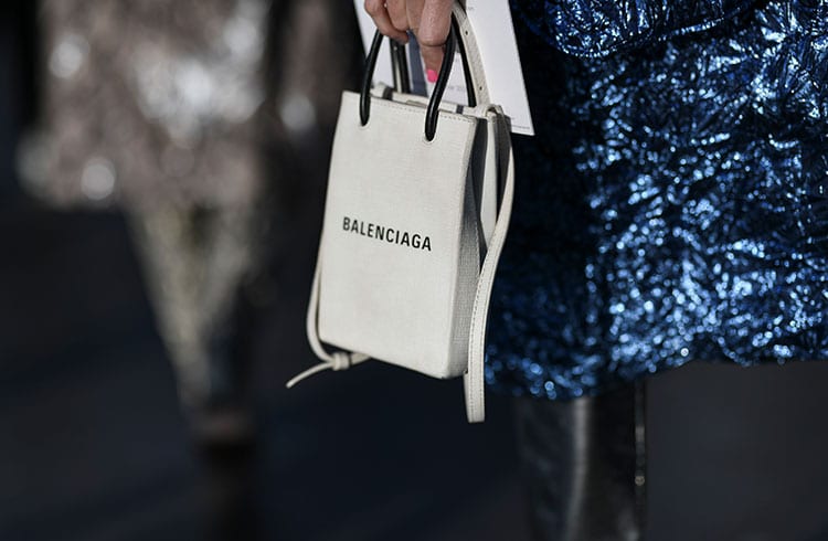 Balenciaga, do tênis com aparência de sujo, agora aceita pagamento em criptomoedas