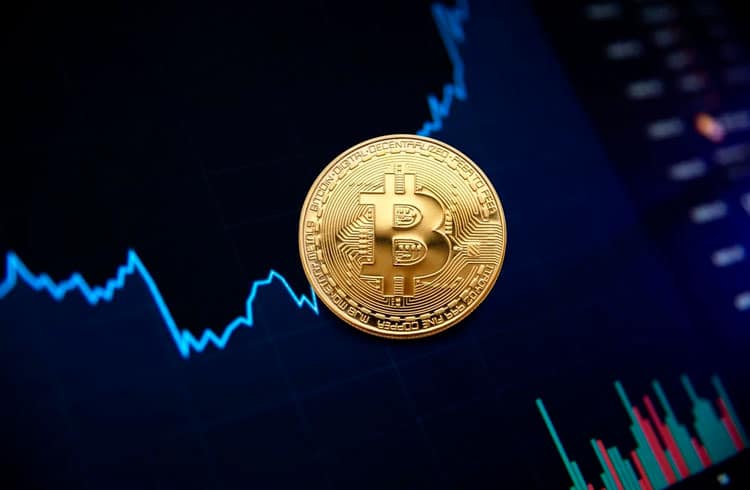 Bitcoin cai, mas permanece acima de US$ 29 mil. Criptomoeda perde posição entre as 10 maiores economias do mercado