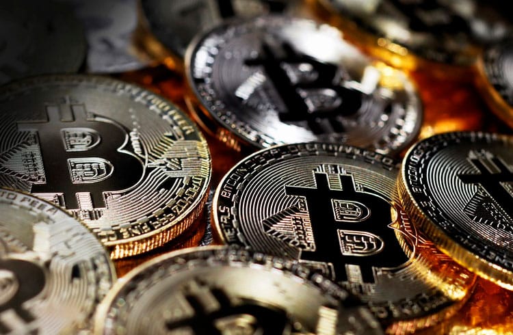 Bitcoin pode cair até US$ 21.000, alerta trader