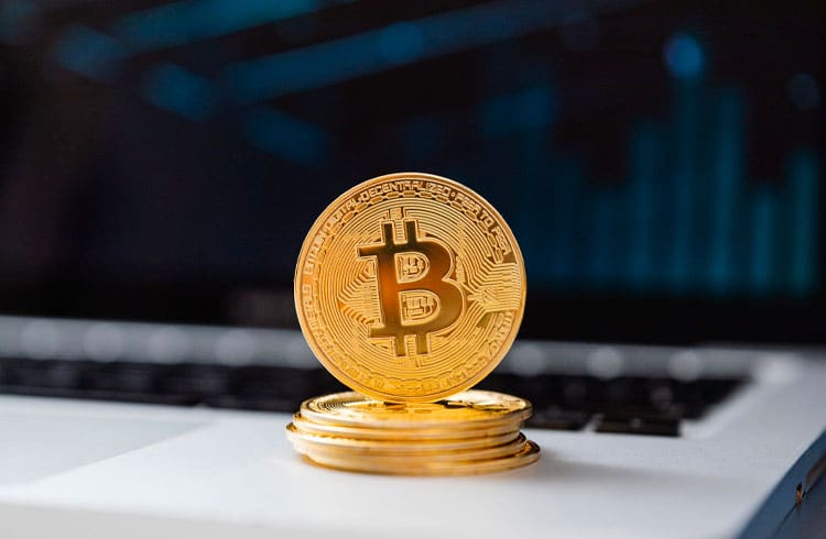 Bitcoin pode cair para US$ 3 mil, diz economista
