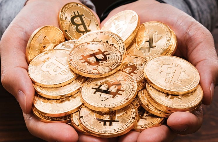 Maior baleia de Bitcoin acumula mais de R$ 450 milhões desde o início de maio