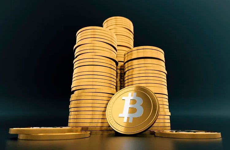 Santiment: US$ 1,28 bilhão em Bitcoin retornam às exchanges, mas baleias seguem acumulando BTC