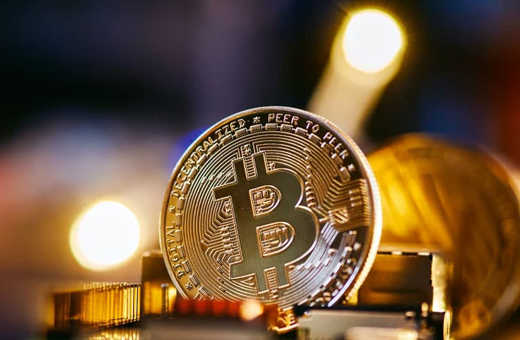 Baleias Bitcoin acumulam US$ 2,4 bilhões em BTC em dias