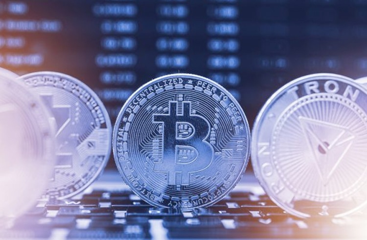 Bitcoin permanece estável, BNB, SOL e XRP registram alta de até 4%