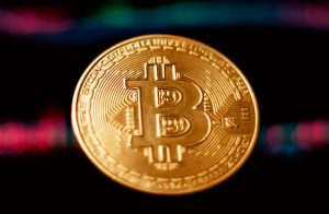 Bitcoin cai para R$ 100 mil após anúncio de Powell, nos Estados Unidos. Celsius dispara 13% e abre a semana como melhor investimento