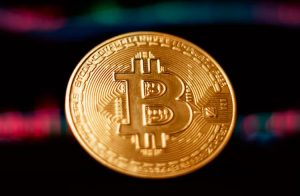 Bitcoin cai para R$ 100 mil após anúncio de Powell, nos Estados Unidos. Celsius dispara 13% e abre a semana como melhor investimento