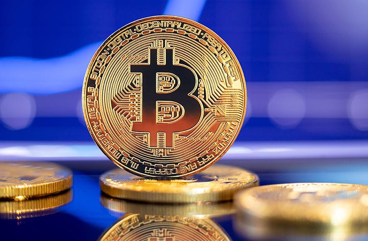Bitcoin sobe para R$ 104 mil e ETH sobe mais 2%. Mercado amanhece misto e tokens disparam