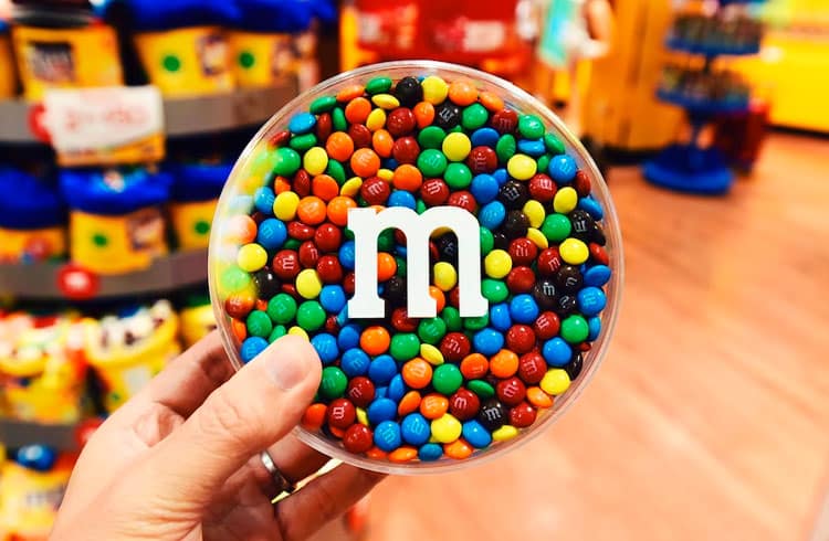 M&M's lança produtos limitados inspirados na coleção de NFTs Bored Ape Yacht Club