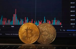 Bitcoin cai para o limite do nível de suporte e ETH estabiliza. Tokens DeFi e altcoins têm alta de até 7%