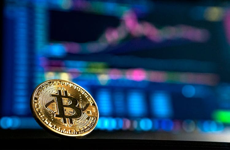 Bitcoin recua, dólar sobe e duas criptomoedas se destacam no mercado com alta de até 3%