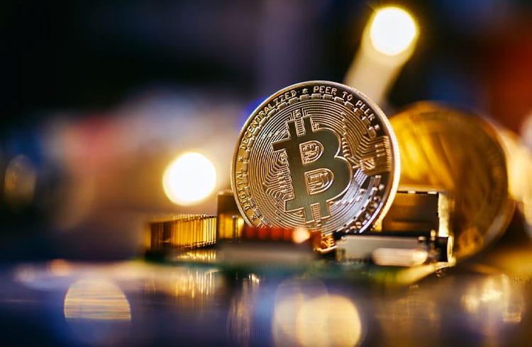 Mineração de Bitcoin deixará de poluir em 2024, diz ambientalista