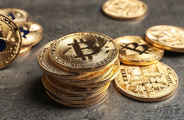 Baleias de Bitcoin registram menor nível de reservas desde 2019