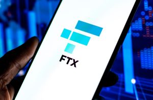 Snowden indica diretor da SEC como cumplice da FTX
