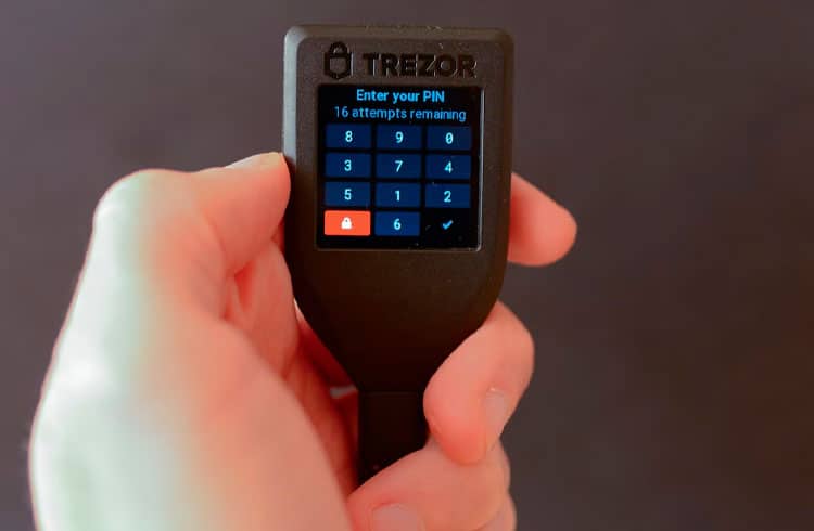 Trezor produzirá chips para suas carteiras de criptomoedas visando entrega em massa