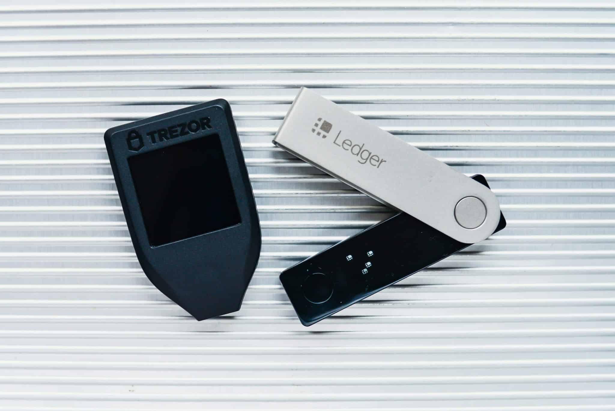 Foto das carteiras Trezor e Ledger