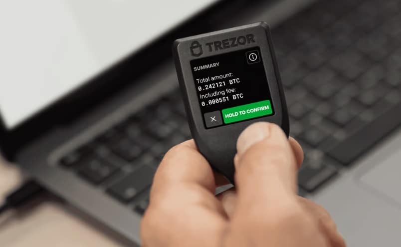 Carteira de criptomoedas Trezor conectada no computador