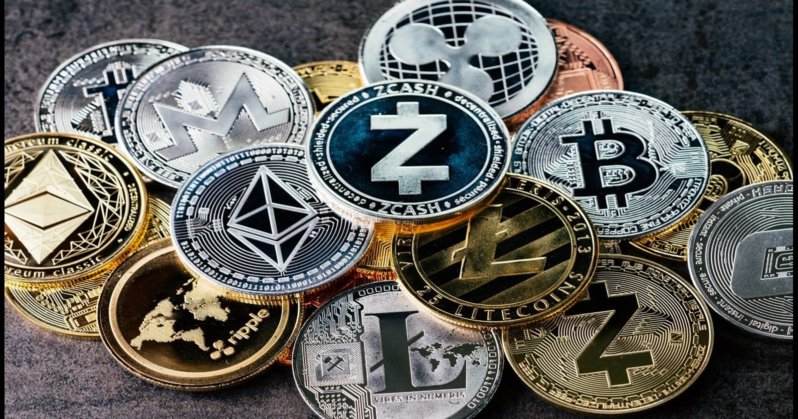 Variedade de criptomoedas populares em um fundo escuro, destacando as que podem ser promissoras para 2025