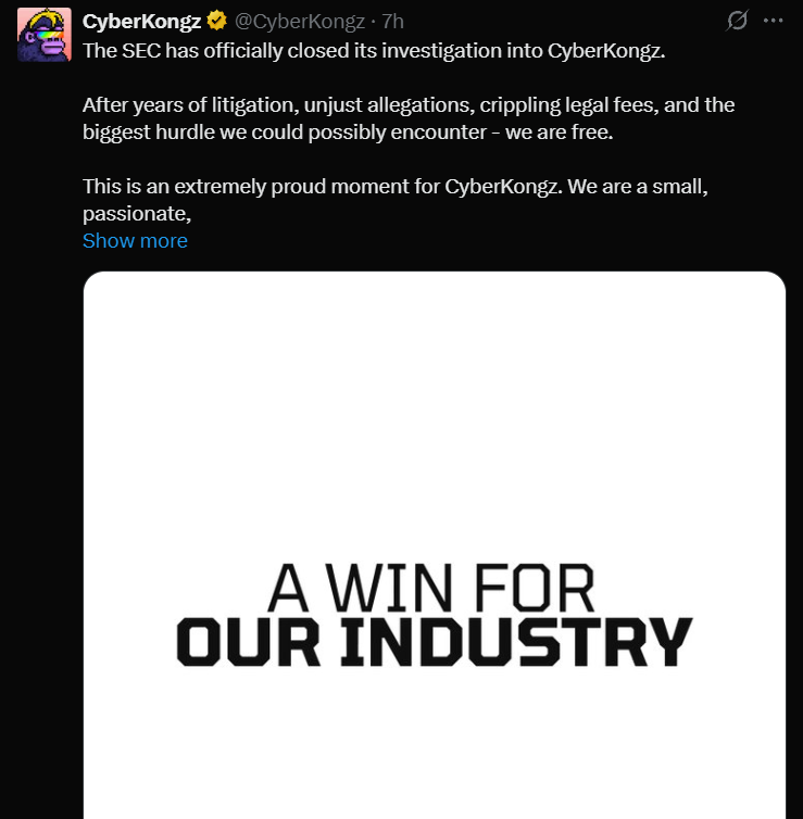 Imagem do perfil oficial do CyberKongz no Twitter (X). O tweet anuncia: 'A SEC encerrou oficialmente a investigação contra o CyberKongz. Após anos de litígio, alegações injustas, custos legais elevados e o maior obstáculo que poderíamos enfrentar — estamos livres. Este é um momento de orgulho para o CyberKongz, uma equipe pequena e apaixonada.' A mensagem termina com os dizeres em destaque: 'UMA VITÓRIA PARA NOSSA INDÚSTRIA', em letras grandes e verdes sobre fundo preto. O logo do CyberKongz — um macaco pixelado estilo 8-bit — aparece ao lado do texto.