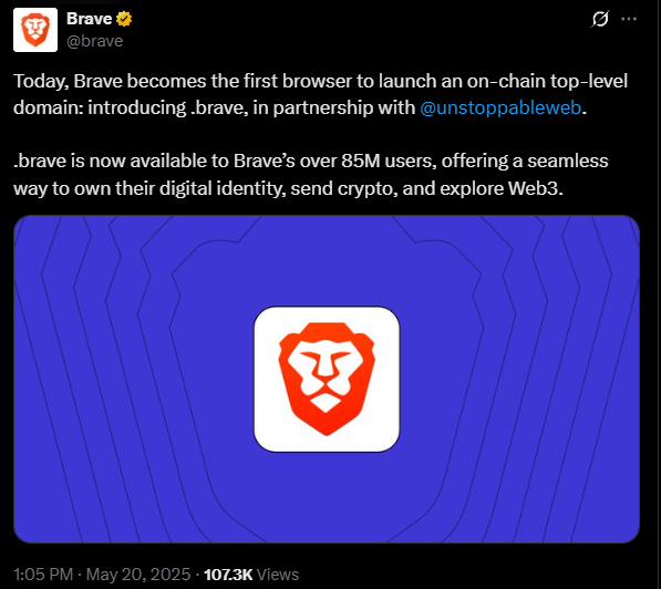 Imagem do anúncio oficial da Brave no formato de postagem de rede social. O texto diz: 'Hoje, a Brave se torna o primeiro navegador a lançar um domínio de topo on-chain: apresentando o .brave, em parceria com a Unstoppable Domains. O .brave já está disponível para os mais de 85 milhões de usuários da Brave, oferecendo uma forma simples de gerenciar identidade digital, enviar criptomoedas e explorar a Web3.' No canto inferior direito, há informações de horário e data: '1:05 PM · 20 de maio de 2025', além de métricas de engajamento: '10,3 mil visualizações'. As cores de fundo e texto seguem o padrão de redes sociais, com destaque para o logo da Brave.
